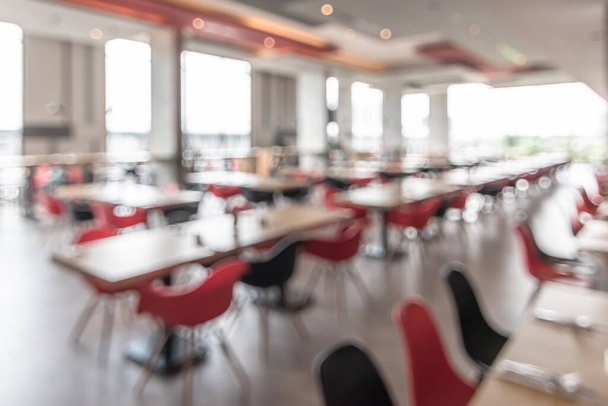 Stołówka, stołówka, hotelowa restauracja rozmyte tło z rozmazanym stołem jadalnym i krzesłem w szkolnym lub uniwersyteckim obiekcie gastronomicznym wnętrze pustej sali   - Zdjęcie, obraz