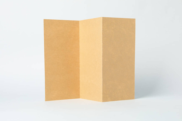 Cartón artesanal vacío sobre fondo blanco, espacio para texto
 - Foto, Imagen