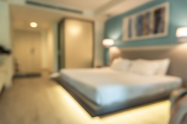Hotel Schlafzimmer verschwimmen Hintergrund Zimmer Interieur mit verschwommenen komfortablen King-Size-Bett weißes Bettwäsche, Arbeitstisch Schreibtisch und Stuhl Möbel - Foto, Bild