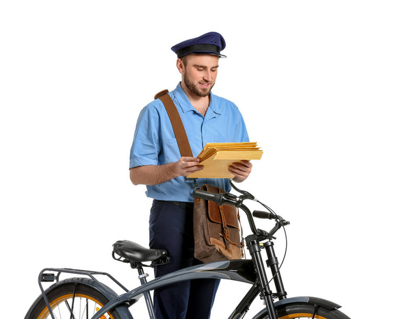 Przystojny młody listonosz z rowerem na białym tle - Zdjęcie, obraz