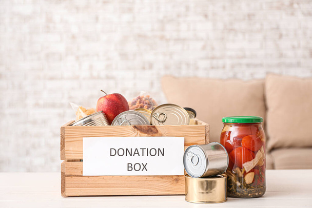 Caja con donaciones en la mesa
 - Foto, imagen