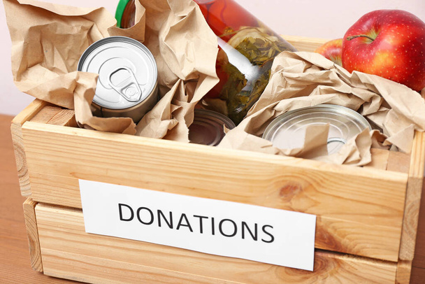 Box mit Spenden auf dem Tisch - Foto, Bild