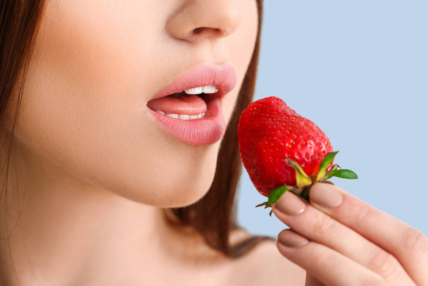Sexy young woman with strawberry on color background, closeup - Foto, Imagem