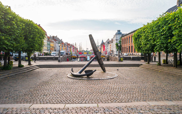 Copenhagen, Denmark- June 26, 2019: The Memorial Anchor located on the embankment of the New Harbor canal (Nyhavn) near The King's New Square. - Foto, Imagen