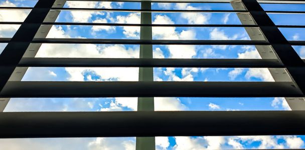 sininen taivas pilvi kuvioita läpi ikkunan kaihtimet - Valokuva, kuva