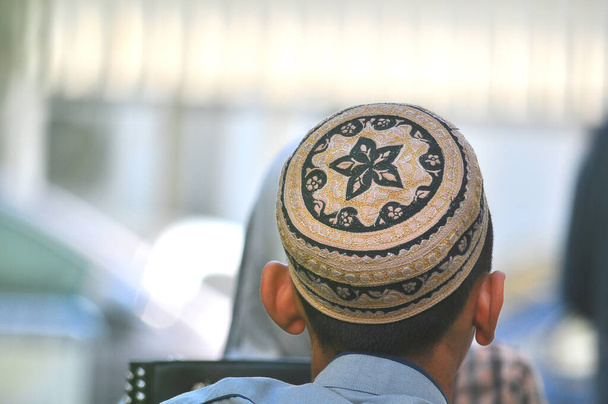 Μουσουλμάνοι νεαρά αγόρια φορούν ένα όμορφο Μουσουλμανικό καπέλο προσευχής κατά τη διάρκεια ταξιδιού στο Τσιάνγκ Μάι της Ταϊλάνδης - Φωτογραφία, εικόνα