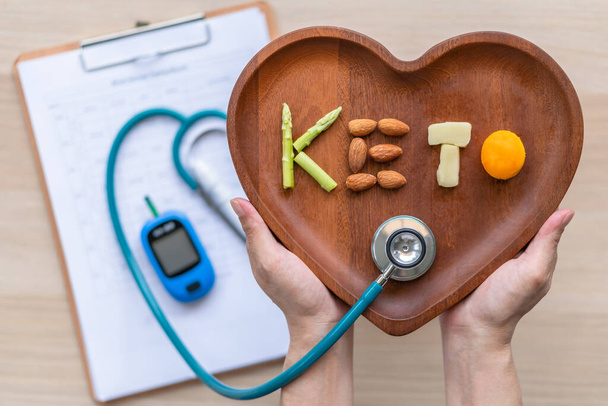 Keto-Futter für ketogene Ernährung, gesunder Ernährungsstil für gute Herzgesundheit mit viel Protein, Fett und Low-Carb zur Vorbeugung von Herzkrankheiten und Diabetes - Foto, Bild