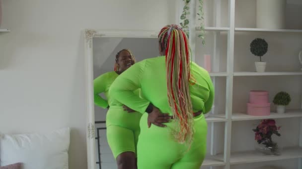 Vrolijk vet vrouw dansen in de voorkant van spiegel - Video