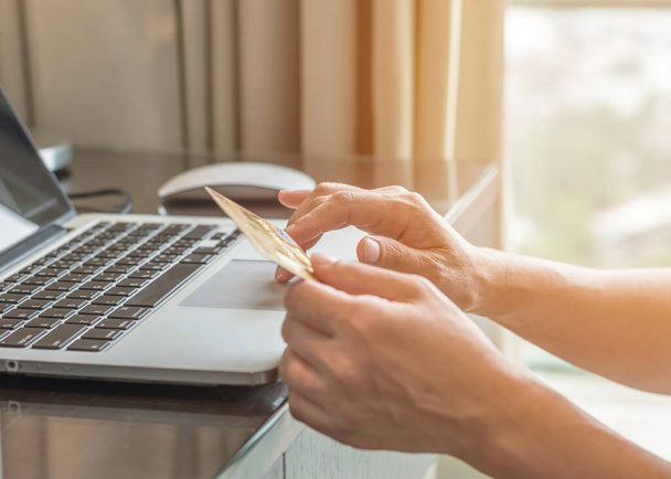 Online vásárlás vagy internetes számlafizetés a digitális kommunikáción keresztül fizető hitelkártyát használó fogyasztóval  - Fotó, kép