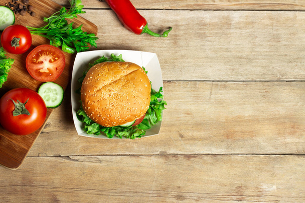 Vegetarian burger σε ξύλινο φόντο. Αντιγραφή χώρου, επίπεδη lay. - Φωτογραφία, εικόνα