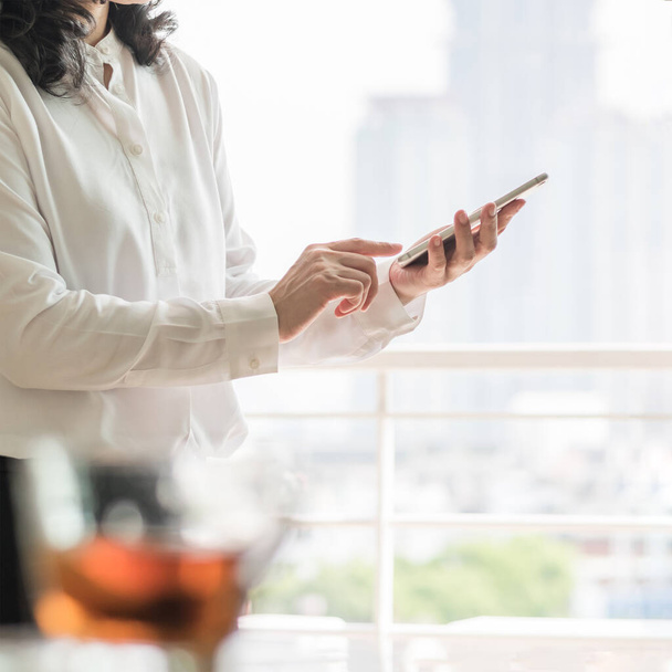 Üzleti nő digitális életmód segítségével mobil okostelefon online dolgozik az internetes kommunikációs technológia e-mailezés, banki átutalás otthonról reggel - Fotó, kép