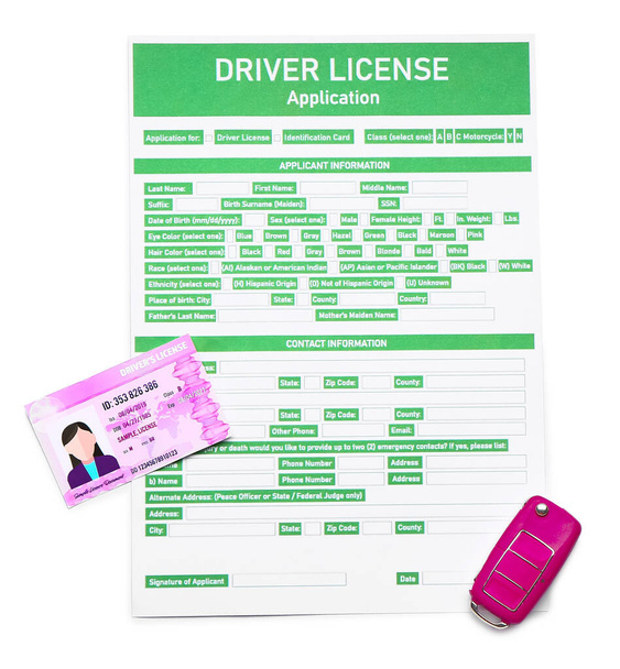 Άδεια οδήγησης με έντυπο αίτησης και κλειδί αυτοκινήτου σε λευκό φόντο - Φωτογραφία, εικόνα