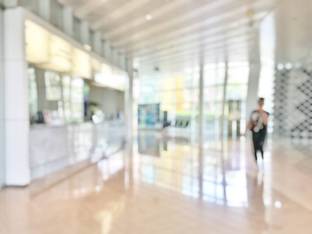 Бізнес-офісне лобі розмитий фон рецепції банку клієнт або обслуговування лічильника пацієнта та каси всередині розмитої лікарні, офісу або готелю чекає зал зі скляними вікнами стін
 - Фото, зображення