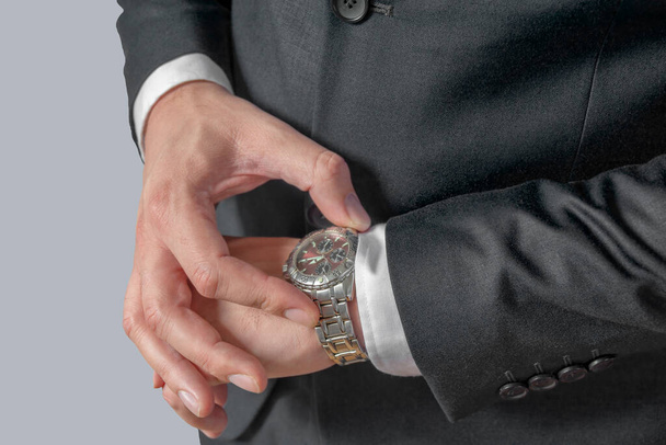 uomo d'affari guardando il suo orologio sulla mano, guardando il tempo - Foto, immagini