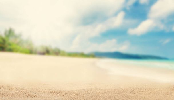 Тропический пляж с пальмами и ярким песком. Концепция летнего морского отдыха и путешествий. Сосредоточьтесь на переднем плане
 - Фото, изображение