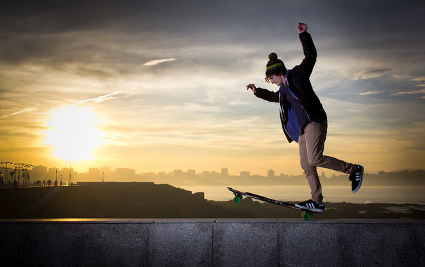 Teen skateboarder - 写真・画像