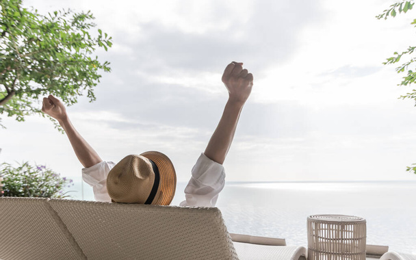 Relax vacanza vacanza celebrazione di uomo d'affari prendere tranquillamente riposando felicemente sulla sedia a sdraio a bordo piscina hotel resort fronte mare con vista mare o sull'oceano estate cielo soleggiato  - Foto, immagini
