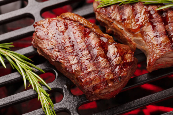 Hovězí steaky na grilu s kořením a bylinkami - Fotografie, Obrázek