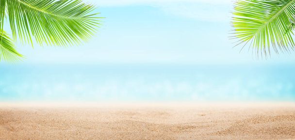 Mer tropicale estivale avec vagues scintillantes, sable chaud sur la plage et ciel bleu ensoleillé. Modèle large fond
 - Photo, image