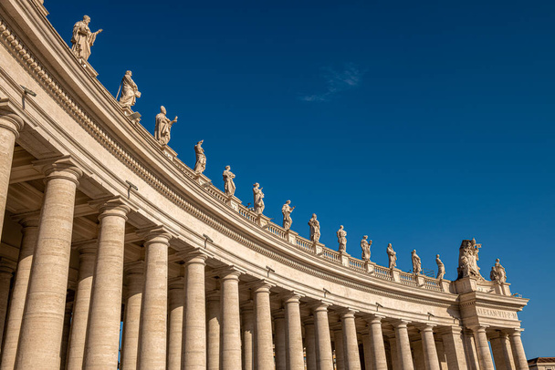 Portico, colonnade, sculptures - plan of St. Peter, Vatican - 写真・画像