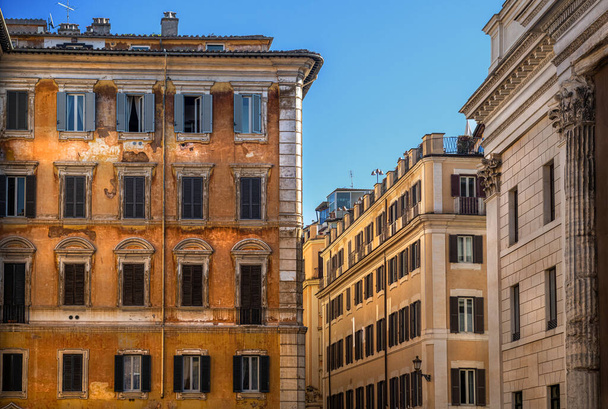 View of historic townhouses in the center of Rome, Italy. The beautiful blue sky contrasts with the colorful facades of the buildings - Foto, immagini