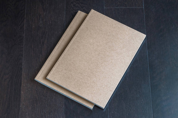 Libro de tamaño carta en blanco, catálogo, revistas, folleto, plantilla de cubierta de nota con reciclar la textura de papel marrón en la mesa de madera oscura
  - Foto, imagen