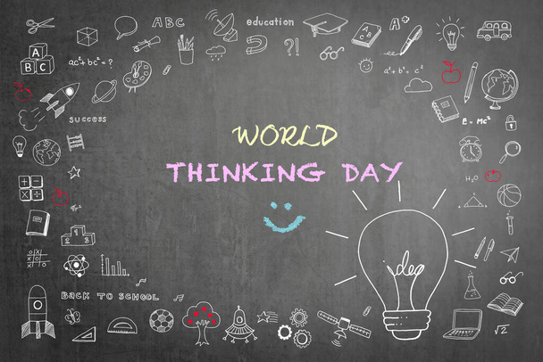 Světový den myšlení pozdrav na učitelské tabuli s velkým kreativním nápadem žárovka myšlení na škole nebo obchodní tabuli - Fotografie, Obrázek