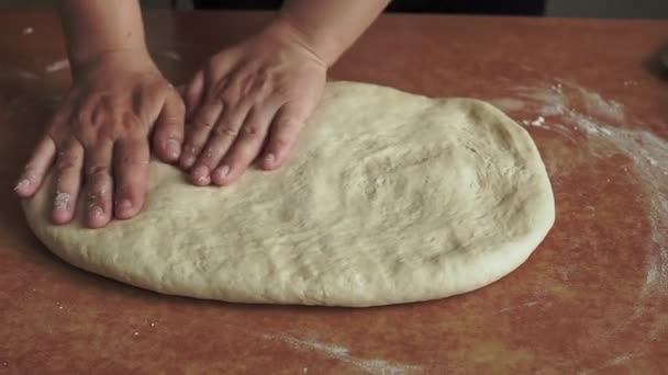 A nő tésztát készít a házi sütéshez. - Felvétel, videó