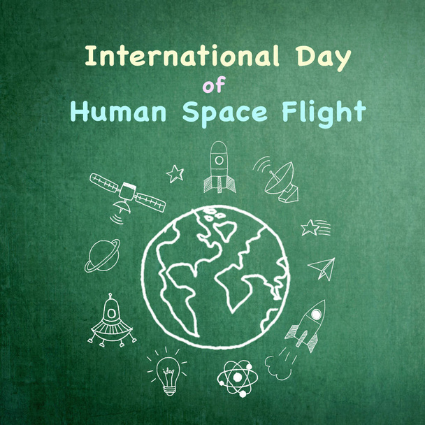 Dia internacional de anúncio de voo espacial humano no desenho de doodle de chalkboard verde grunge
  - Foto, Imagem