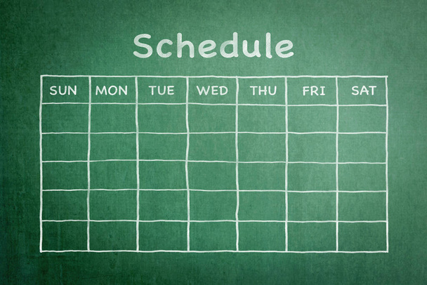 Расписание с расписанием сетки на зеленой доске  - Фото, изображение