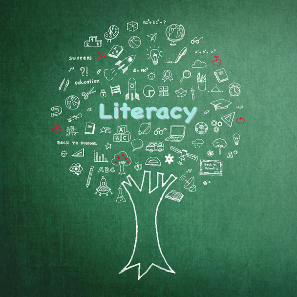 Концепция Международного дня грамотности с деревом знаний и образования каракули на зеленой доске
 - Фото, изображение