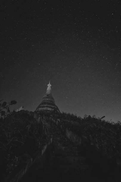 Mrauk u pueblo, estupas y pagodas en la noche en el estado de Rakhine Myanmar Asia
 - Foto, imagen