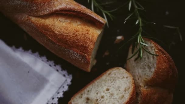 Tradiční francouzská bageta, čerstvý bio bílý chléb, jídlo a snídaně - Záběry, video