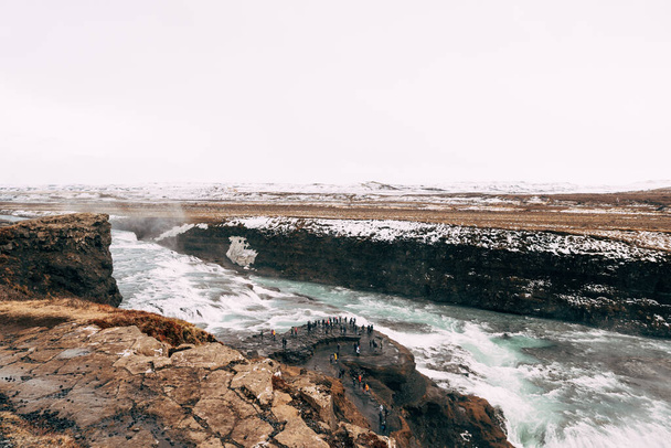 La Grande Cascata Gullfoss nel sud dell'Islanda, sull'anello d'oro. Turisti sul ponte di osservazione
. - Foto, immagini
