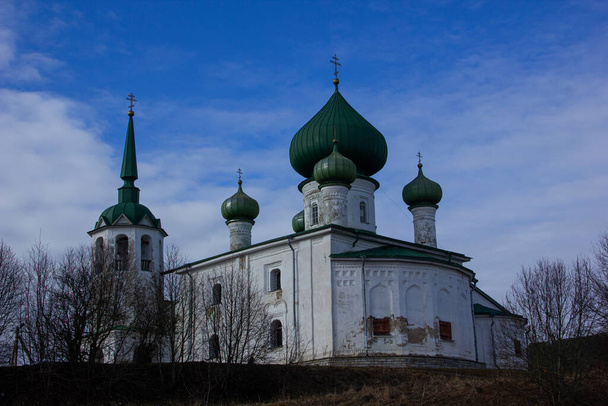 Church (cathedral) of the Nativity of John the Baptist on a hill near Staraya Ladoga. - Foto, immagini