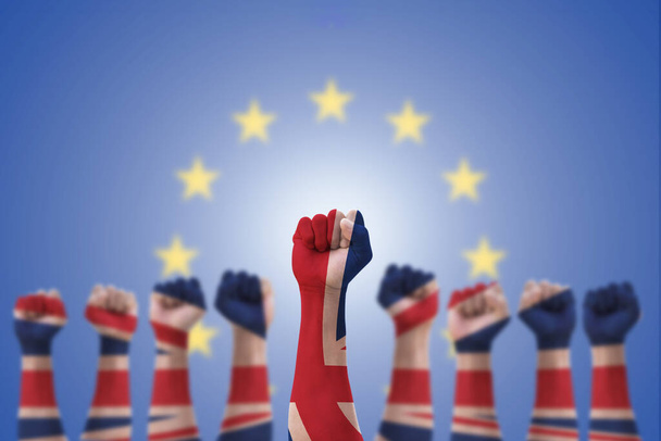 Május nap UK munkanap koncepció brit Egyesült Királyság zászló minta az emberek szorított ököl az ember kezét elszigetelt fehér háttér nyírás elérési út - Fotó, kép