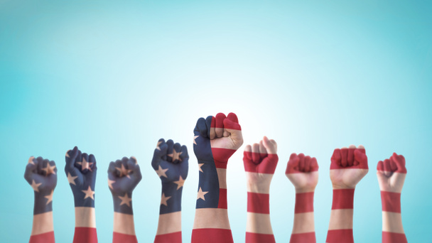 Концепция празднования Дня труда с национальным флагом США на американском народе сжала кулак (изолирован с вырезкой пути) для Соединенных Штатов Америки счастливый национальный праздник - Фото, изображение