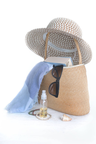 sláma taška a klobouk s ženským příslušenstvím jít na pláž na bílém pozadí  - Fotografie, Obrázek