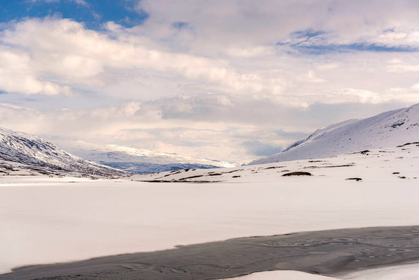 Karla kaplı dağlar manzara, kış  - Fotoğraf, Görsel