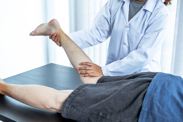 Fisioterapia que estira la pierna de los pacientes en el hospital
. - Foto, Imagen