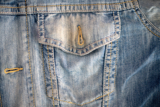 Крупним планом знімок джинсової куртки, знято зверху
 - Фото, зображення