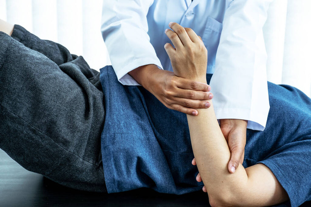 Physical therapy is doing hand therapy for patients in the hospital. - Φωτογραφία, εικόνα