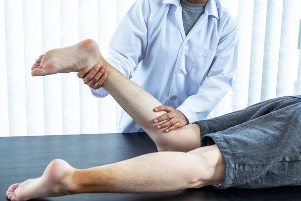 La fisioterapia está haciendo terapia de piernas para pacientes en el hospital
. - Foto, Imagen