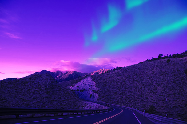 Luces boreales sobre carretera montaña
 - Foto, imagen