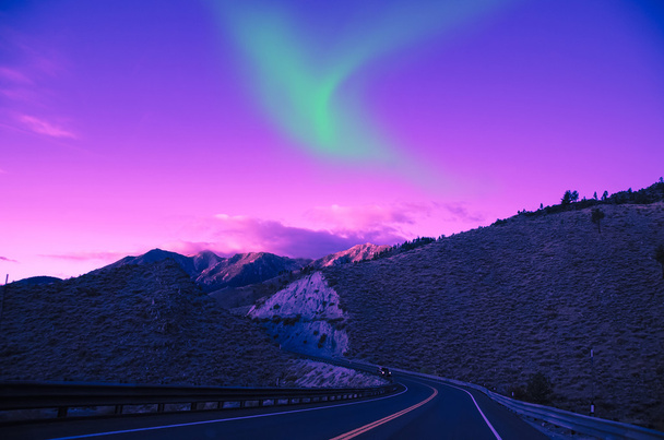 Luces boreales sobre carretera montaña
 - Foto, imagen