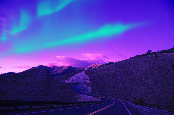 Северное сияние над горным шоссе
 - Фото, изображение