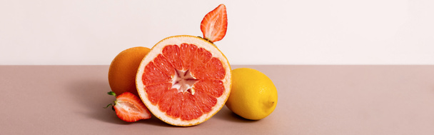 柑橘類とイチゴをベージュに分離したフルーツ組成、パノラマの作物 - 写真・画像