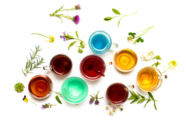 Különböző színes gyógynövény tea gyűjtemény üveg csésze fehér háttér elszigetelt - Fotó, kép