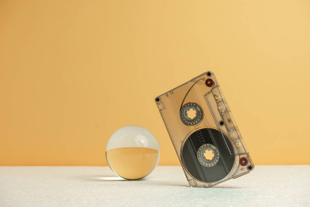 Zárja be Audio kazetta szalag egy fehér asztal és sárga tér.Minimalizmus retro stílus koncepció. 80-as évek. A tervezés háttér-mintázata. - Fotó, kép