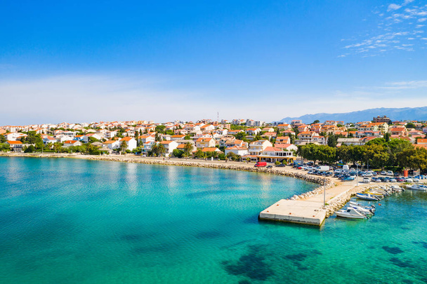 Хорватія, гарне Адріатичне місто Новаля на острові Паг, вигляд з дрона. - Фото, зображення